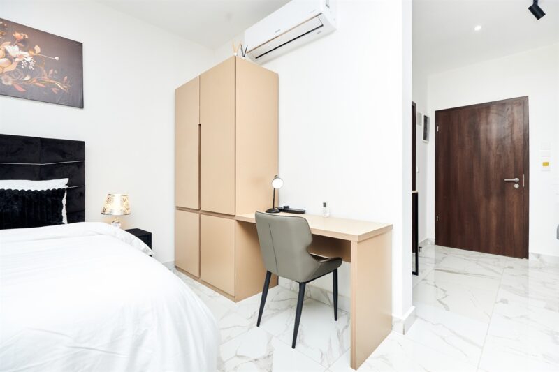 Studio Apartment - Image 8